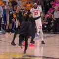 Skandal usred NBA finala! Navijač zbog Vembanjame upao na teren i prekinuo meč za titulu: Obezbeđenje ga odnelo sa parketa…