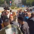Opštinska inspekcija pokušala da ukloni znak "Volim Mitrovicu", policija privela Radojevića i Zaporožca (video)