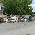 DEPONIJA u Malim Pčelicama: Kontejneri prazni, a oko njih smeće na sve strane (VIDEO)