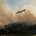 Četiri kanadera gase požar kod Šibenika: Gori oko 100 hektara trave i šume
