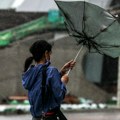 (Video) Super tajfun pogodio Japan! Objavljeni dramatični snimci: Otkazani letovi na Tajvanu, ljudi se zabarikadirali u…