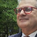 DRAGAN MILIĆ IPAK PREDAO ARSENAL POLICIJI?! Juče tvrdio da je sve legalno, danas viđen sa torbama i kutijom ispred PU Niš