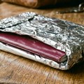 Ljudi masovno umotavaju pasoše u aluminijumsku foliju: Strahuju od krađe podataka, a evo šta kažu stručnjaci