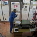 Šok snimak iz Čačka! Preplašena srna upala na benzinsku pumpu: Proletela kroz izlog, radnici je smirivali