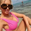 (Video) Grudi samo što ne ispadnu iz kupaćeg: Anja Mit objavila vreli snimak sa plaže u Grčkoj, pokazala u kakvom raju…