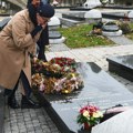 (Фото) две године од смрти милутина мркоњића: Ана Бекута на Новом гробљу, не може да сакрије сузе