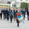 Odata pošta ubijenom premijeru: Brnabićeva i članovi Vlade položili vence na mestu gde je ubijen Zoran Đinđić