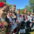 Najlepša slika Srbije na veliki praznik: Deca odevena u narodnu nošnju, okićena zvončićima