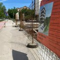 Gradilište nove zgrade u Panteleju: Žičana ograda pala na ženu i dete