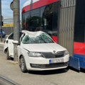 Karambol kod sajma: Tramvaj izleteo iz šina posle sudara sa automobilom, saobraćaj obustavljen (foto)