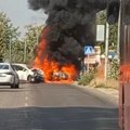 (VIDEO/FOTO) Zapalio se automobil na putu Pančevo-Beograd nakon sudara, ima povređenih