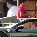 Oterali ga iz restorana jer je obučen kao beskućnik Evo šta se desilo kada se pojavio u skupocenom autu