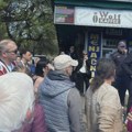 Napeto ispred prostorija SNS na Bulevaru oslobođenja u Novom Sadu (VIDEO)