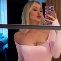 (Foto) silikoni samo što ne ispadnu iz haljine: Luna Đogani u uskoj bebi roze haljini zapalila mreže: Pući se u kameru, a svi…