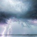 Stravična oluja, vetar rušio sve pred sobom, obarao stabla! Snažna oluja u Raveni i Riminiju, plaže na Jadranu uništene