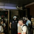 Jedan od osumnjičenih za napad na policajce ispred Filozofskog fakulteta pušten da se brani sa slobode