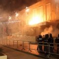 Eskalirali protesti u Tirani! Bačeni molotovljevi kokteli na kancelariju premijera Rame, policija vodenim topovima rasterivala…