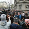 Novinari ispred zgrade Predsedištva: „Vučiću izađi i pogledaj nas u oči, umesto što šalješ batinaše“