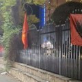 (Foto) Provokacija u Lipljanu: Na ogradi crkvenog poseda okačene zastave takozvane UČK i Albanije