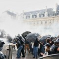 (Video) Totalni rat na ulicama, lete dimne bombe, gore skupoceni automobili! Jezive scene sa protesta u Francuskoj: Policija…