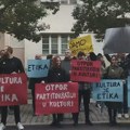 Održan još jedan protest kod Skupštine i Vlade Crne Gore: „Toliko je loše da mora bit’ gore?“