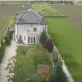 (Foto) dvorac sa bazenom usred njive: Ovo je kuća naše pevačice koju je platila 500.000 evra: U dvorištu džakuzi i palme -…