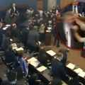 Vođa opozicije nokautirao poslanika u parlamentu: Šokantna scena, iznenada se zatrčao do govornice, nastala neviđena tuča…