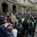 Građani protestuju kod Starog savskog mosta, blokiran saobraćaj na nekoliko lokacija: Vozač kod DIF-a uleteo kombijem među…