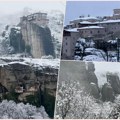 Sneg zavejao svetu goru i druge manastire u Grčkoj! Zabeleli se Meteori i planine na Halkidikiju, vejalo i na širem području…