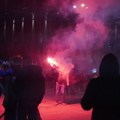 Upravo na Blic TV Nekoliko stotina demonstranata ostalo ispred Skupštine: Vređali policiju, pojedinci palili baklje