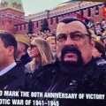 Stiven Sigal snimljen na vojnoj paradi u Moskvi Holivudska zvezda je Putinov veliki prijatelj, bio je na obeležavanju Dana…