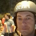 Ovo je trenutak kada je novinar Žarko Bogosavljević zadobio udarac u Novom Sadu: Batinaš ga udario letvom po šlemu VIDEO