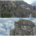 (Foto;Video) planinarenje se završilo tragično! Gradonačelnik poginuo na visećem mostu! Partnerka sve gledala, evo šta je…