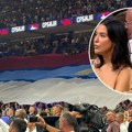 Cela Arena gleda samo u srpsku influenserku: "Grme" obline na utakmici, došla sa nikad dubljim dekolteom