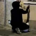 Sav u crnom, šeta noću gradom i briše tragove! Snimak misterioznog muškarca šokirao ljude – dokle će moći da krije lice…