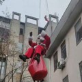 Deda Mraz se spustio sa krova u Dečjoj bolnici: Osmeh mališana najveći poklon (VIDEO)