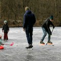 Otac se klizao sa decom i propao kroz led, kad je policija stigla on je već bio na ivici hipotermije