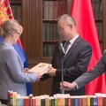 Amabasada Kine donirala knjige Skupštini Srbije, među naslovima i dela Si Đinpinga