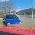 Ostali zarobljeni, izvlačili ih spasioci: Drama u selu kod Požege, vozilo se zaglavilo u vodi na putu usled poplava…