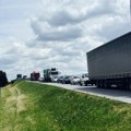 Prevrnut kamion kod Surčina: Usporen saobraćaj, nema povređenih