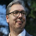 Uvredljivi transparenti za Vučića na primorju Crne Gore: "Bježi mi kugo sa ognjišta mila"