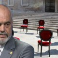 Edi Rama na meti demonstranata: Ispred kancelarije postavio stolice i pozvao na dijalog, odgovor je brutalan