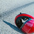 Teška saobraćajka kod skretanja za Ostružnicu: Oboren motociklista, prevezen u Urgentni centar