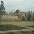 Sunčala se na Groblju oslobodilaca Beograda: Muzej žrtava genocida apelovao na građane i njihovo neprimereno ponašanje