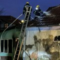 Gori kuća u Čačku: Vatrena stihija zahvatila čitav objekat, vatrogasci-spasioci na licu mesta