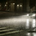 Nevreme stiglo u Srbiju: Upaljeni svi meteoalarmi: U Bačkoj Palanci se potpuno smrklo, kiša lije kao iz kabla (foto, video)