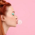 Bubble gum makeup je najmodernija zimska šminka za početak 2025!