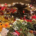Uhapšen muškarac koji je urinirao na mestu odavanja pomena žrtvama nadstrešnice