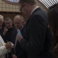 Papa delio autograme, potpisivao i bejzbol lopte