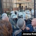 Koškanje policije i demonstranata tokom blokade suda u Novom Sadu zbog produženja pritvora aktivistima